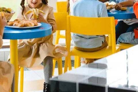 children eating in school cafeteria