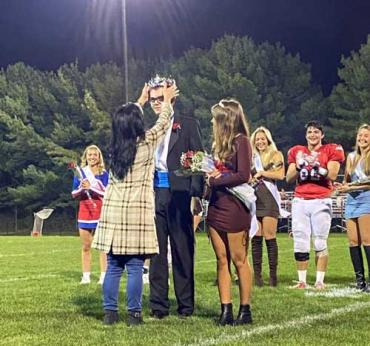 Warren getting crowned Homecoming King